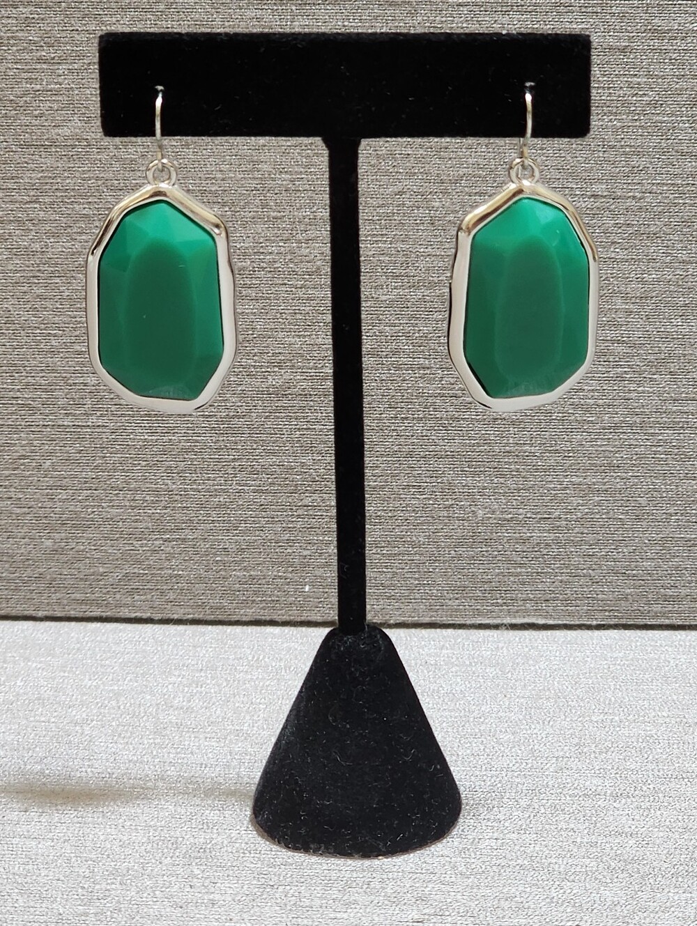 DANGLE EARRINGS EMERALD GREEN AND SILVER PREMIER DESIGNS NWOT
